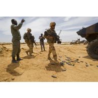Des soldats du 92e régiment d'infanterie (92e RI) sécurisent le périmètre aux côtés de soldats maliens autour de Gao, au Mali.