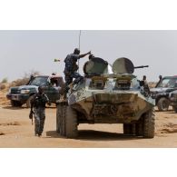 Des soldats de l'armée de l'Air et des gendarmes maliens embarquent à bord d'un véhicule BTR-60 PB à Gao, au Mali.
