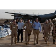 Le ministre de la Défense belge Pieter De Crem arrive sur l'aéroport de Gao, au Mali.