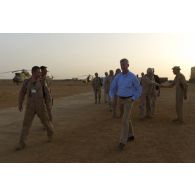 Le ministre de la Défense belge Pieter de Crem se déplace sur l'aéroport de Gao, au Mali.