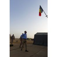 Le ministre de la Défense belge Pieter de Crem se déplace sur l'aéroport de Gao, au Mali.