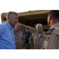 Le ministre de la Défense belge Pieter De Crem discute avec des officiers de l'armée de l'Air belge sur le camp de Gao, au Mali.