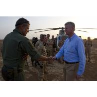 Le ministre de la Défense belge Pieter De Crem rencontre le personnel de l'armée de l'Air belge sur le camp de Gao, au Mali.