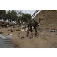 Le chef de section Christophe, spécialiste de l'élément opérationnel de déminage (EOD) au 17e régiment du génie parachutiste (17e RGP), marque les munitions non explosées à Diabaly, au Mali.