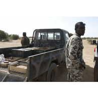 Des soldats maliens convoient des munitions à détruire à l'arrière de leur pick-up à Diabaly, au Mali.