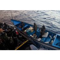 Des commandos de l'équipe de visite de la frégate de surveillance Ventôse escortent des narcotrafiquants à bord du bâtiment en mer des Caraïbes.