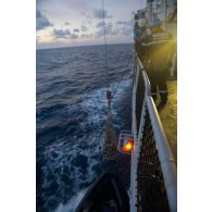 Décharge de ballots de stupéfiants interceptés par l'équipe de visite à bord de la frégate de surveillance Ventôse, en mer des Caraïbes.