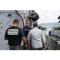 Un officier de police judiciaire monte à bord de la frégate de surveillance Ventôse à Fort-de-France, en Martinique.