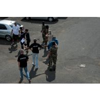 Des commandos de l'équipe de visite de la frégate de surveillance Ventôse remettent des narcotrafiquants aux autorités judiciaires de Fort-de-France, en Martinique.