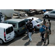 Des commandos de l'équipe de visite de la frégate de surveillance Ventôse remettent des narcotrafiquants aux autorités judiciaires de Fort-de-France, en Martinique.