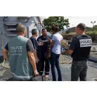 Un membre de l'équipage de la frégate de surveillance Ventôse encadre la remise des objets saisis aux autorités judiciaires à Fort-de-France, en Martinique.