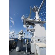 Le radar naval de surveillance aérienne Jupiter DRBV-21A de la frégate de surveillance Ventôse, en mer des Caraïbes.