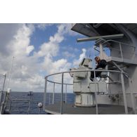 Le contrôle d'armes CSEE Najir et le radar de navigation Racal Decca 1229 de la frégate de surveillance Ventôse en mer des Caraïbes.