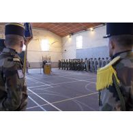 Le ministre de la Défense Jean-Yves Le Drian s'adresse aux soldats du 1er régiment d'infanterie de marine (1er RIMa) au gymnase d'Angoulême.
