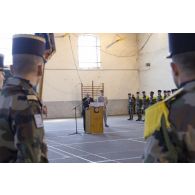 Le ministre de la Défense Jean-Yves Le Drian s'adresse aux soldats du 1er régiment d'infanterie de marine (1er RIMa) au gymnase d'Angoulême.
