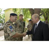 Le ministre de la Défense Jean-Yves Le Drian rencontre des officiers allemands de l'état major de la Mission d'entrainement de l'Union européenne (EUTM) au camp de Koulikoro, au Mali.