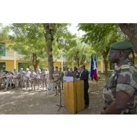 Le ministre de la Défense Jean-Yves Le Drian prononce un discours auprès de l'état-major de la Mission de formation de l'Union européenne (EUTM) sur le camp de Koulikoro, au Mali.