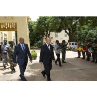 Remise des honneurs au ministre de la Défense Jean-Yves Le Drian et son homologue Soumeylou Boubèye Maiga par la musique de la garde républicaine malienne à Bamako, au Mali.