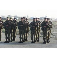 Cérémonie militaire du détachement français à l'aéroport de Mazar e Charif. Militaires de la Légion étrangère et du Matériel sur les rangs
