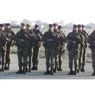 Cérémonie militaire du détachement français à l'aéroport de Mazar e Charif. Militaires de la Légion étrangère et du Matériel sur les rangs