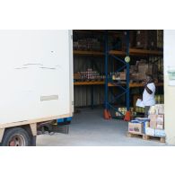 Un fournisseur local charge des palettes de produits alimentaires à bord d'un camion depuis son entrepôt de Cayenne, en Guyane française.