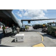 Déchargement de matériel et refueling d'un avion Casa Cn-235 sur la base aérienne (BA) 367 Capitaine François Massé à Cayenne, en Guyane française.