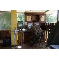 Un légionnaire du 2e régiment étranger de génie (2e REG) saisit son rapport à l'ordinateur pour le compte-rendu journalier au poste de contrôle routier avancé de Saint-Jean-du-Maroni, en Guyane française.