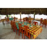 Cours pratique sur le service à table au restaurant pédagogique du régiment du service militaire adapté (RSMA) à Saint-Jean-du-Maroni, en Guyane française.