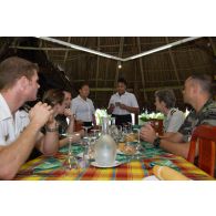 La volontaire Mailysse prend les commandes des clients lors d'un cours pratique sur le service à table au restaurant pédagogique du régiment du service militaire adapté (RSMA) à Saint-Jean-du-Maroni, en Guyane française.
