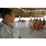 La volontaire Mailysse prépare les commandes des clients lors d'un cours pratique sur le service à table au restaurant pédagogique du régiment du service militaire adapté (RSMA) à Saint-Jean-du-Maroni, en Guyane française.