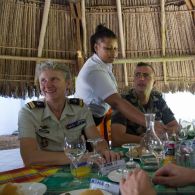 Une volontaire sert les commandes des clients lors d'un cours pratique sur le service à table au restaurant pédagogique du régiment du service militaire adapté (RSMA) à Saint-Jean-du-Maroni, en Guyane française.