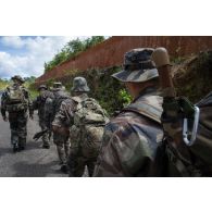 Des légionnaires du 2e régiment étranger de génie (2e REG) partent en patrouille à Saint-Jean-du-Maroni, en Guyane française.