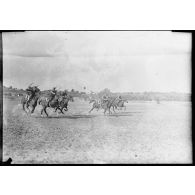 Un peloton à cheval du 7e régiment de chasseurs à cheval (RCC) effectue une charge sabres au clair.
