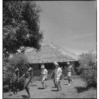 Des officiers des troupes coloniales se rendent dans une plantation en Côte d'Ivoire.