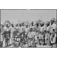 Des tirailleurs suivent une séance d'instruction sur la mitrailleuse Hotchkiss modèle 1914 à Niamey.