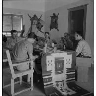 Les officiers coloniaux du poste de Miria reçoivent les personnels de la mission du réalisateur Maurice Noël.