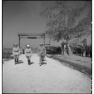 Pierre Boisson et le général Barrau arrivent au camp malgache de Rufisque.