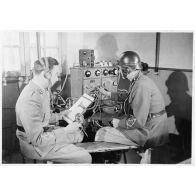 Instruction sur un poste radiotélégraphique à l'école militaire de la cavalerie, du train et de la garde de Saumur, repliée à Tarbes.