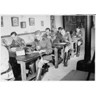 Instruction sur télégraphes Morse à l'école militaire de la cavalerie, du train et de la garde de Saumur, repliée à Tarbes.