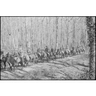 Départ pour une séance d'équitation à l'école militaire de la cavalerie, du train et de la garde de Saumur, repliée à Tarbes.