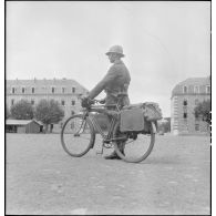 L'armée d'armistice : présentation de matériels de pelotons ou d'escadrons cyclistes et motocyclistes à Tarbes (Hautes-Pyrénées).