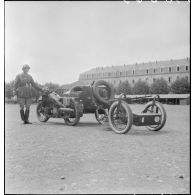 Présentation d'un side-car Gnome et Rhône AX2 avec remorque transportant une mitrailleuse Hotchkiss.