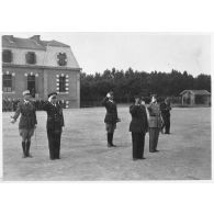 Les écoles militaires : visite de l'école spéciale militaire de Saint-Cyr et de l'école militaire d'infanterie de Saint-Maixent, repliées à Aix-en-Provence, par le maréchal Pétain, chef de l'Etat - Visite du maréchal Pétain à Aix-en-Provence.
