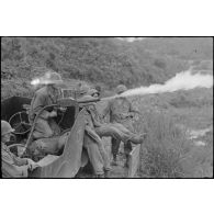 Les volontaires du Bataillon français de l'ONU en Corée procèdent à un essai de lance-flammes monté sur jeep blindée.
