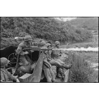 Les volontaires du Bataillon français de l'ONU en Corée procèdent à un essai de lance-flammes monté sur jeep blindée.
