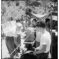 Distribution de la ration de vin aux volontaires sud-coréens du Bataillon français dans le cadre de la bataille du T-Bone.