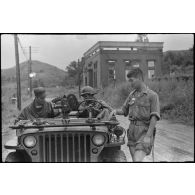 La jeep du correspondant de guerre de la Presse Filmée à Chorwon (Corée).