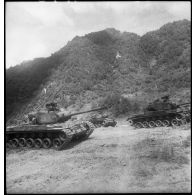 Des chars de la 2e DI US (2e division d'infanterie américaine) oeuvrant au profit du Bataillon français de l'ONU en Corée.