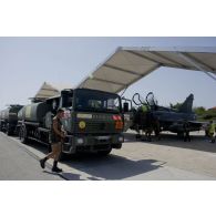 Lors de l'opération Harmattan, sur la base de la Sude en Crète, le camion citerne du Service des essences des armées vient délivrer la précieuse cargaison.