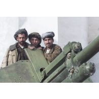 Portrait d'un groupe de combattants de l'Alliance du Nord, gardant la citadelle de Quala i Jangi près de Mazar e Charif, posant derrière un obusier M30 122 mm M1938.